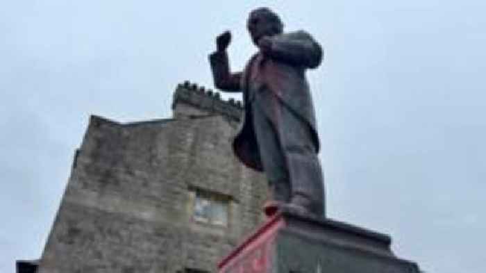 Cerflun Lloyd George ar faes Caernarfon wedi'i ddifrodi gan graffiti