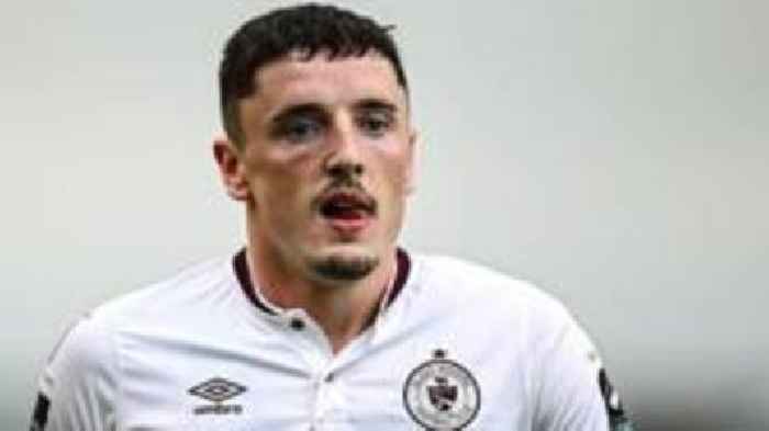 Crewe sign Sligo defender Hutchinson