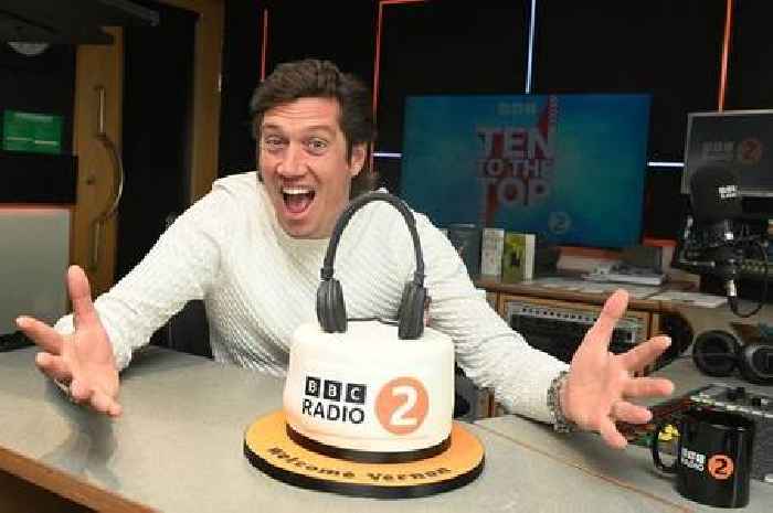 BBC Radio 2 turmoil as Vernon Kay gets stuck on train and is late for his own show