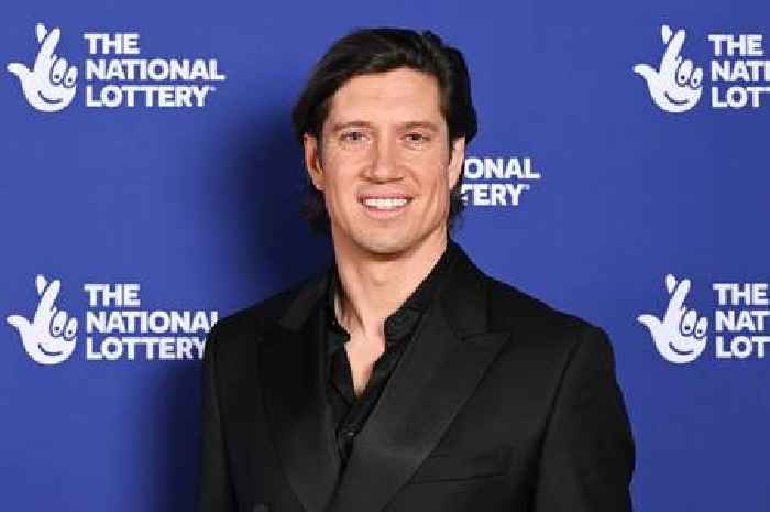 BBC Radio 2 star Vernon Kay trapped in train during heatwave and misses show
