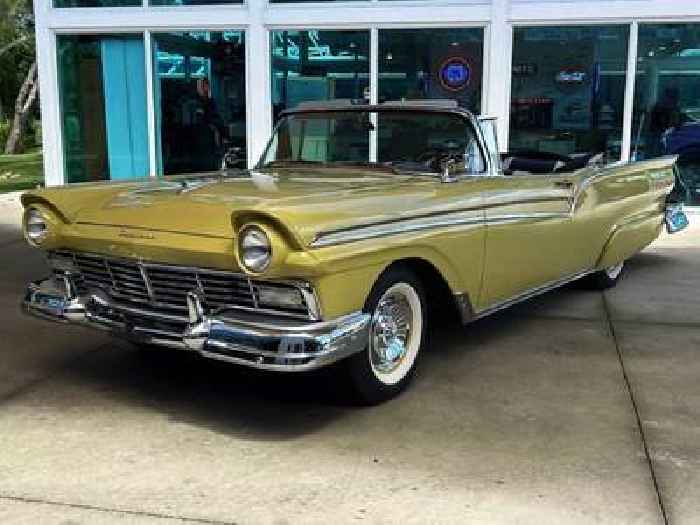 Dealer Sells a 1957 Ford Fairlane Sunliner Convertible, Fresh out of Private Collection