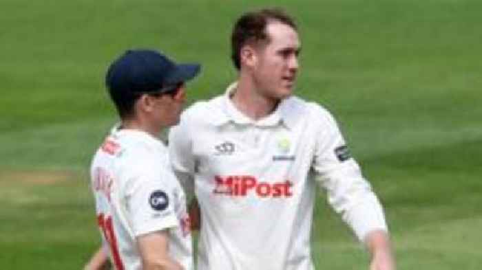 Kellaway bowls Glamorgan close but Gloucestershire hold out