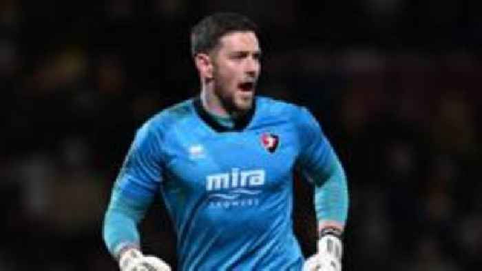 Goalkeeper-coach Day signs new Cheltenham deal