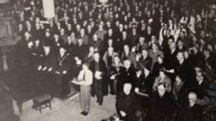 Aduniad gyda Beibl William Morgan dros 70 mlynedd ar ôl ei gario