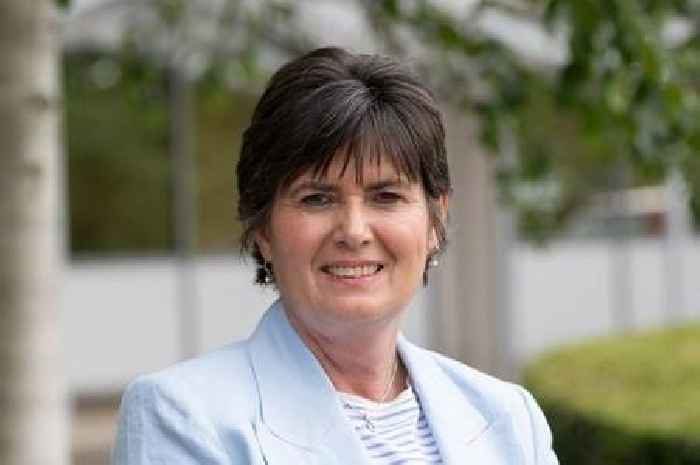 'Power grab' showdown meeting planned as councillors defect