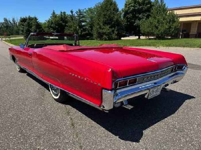 Dealer Sells a 1965 Pontiac Bonneville With Something You Can't Ignore on the Clock