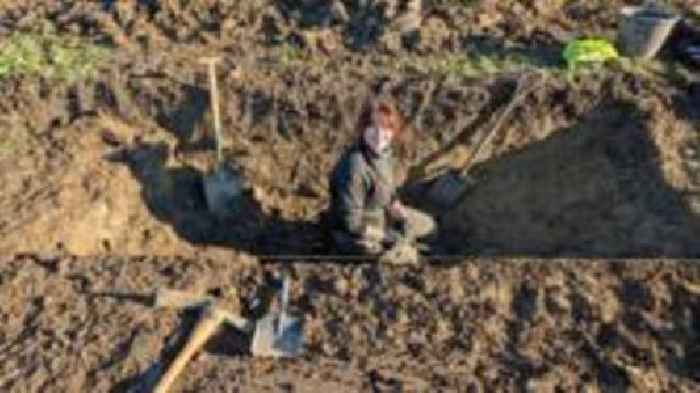 Iron Age settlement and 'Roman villa' unearthed