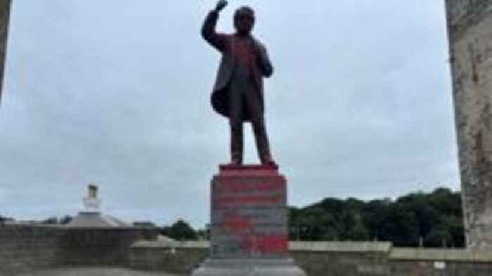 Arestio dyn mewn cysylltiad â difrod i gerflun Lloyd George