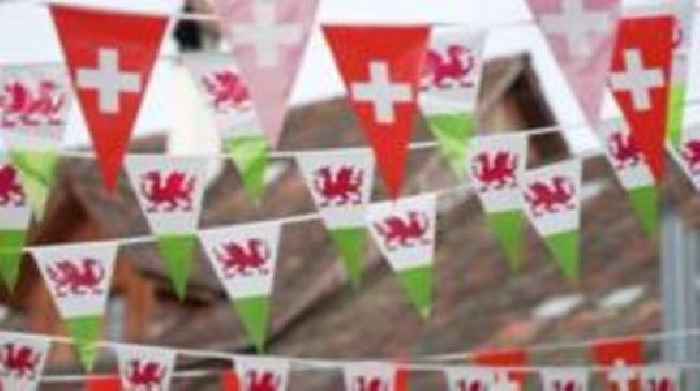 Cefnogwyr yn 'rhwystredig' yn sgil problemau teithio i'r Swistir