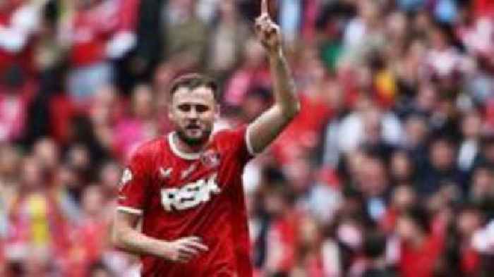 Wembley hero Gillesphey signs new Charlton deal