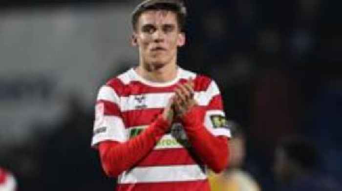 Doncaster midfielder Broadbent extends deal