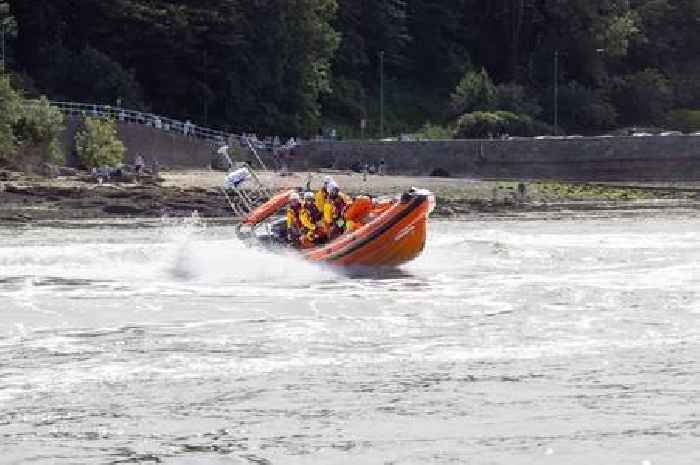 Edinburgh RNLI rescue group cut off by tide at Cramond Island