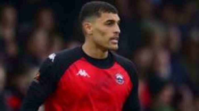 Truro re-sign defender Oxlade-Chamberlain