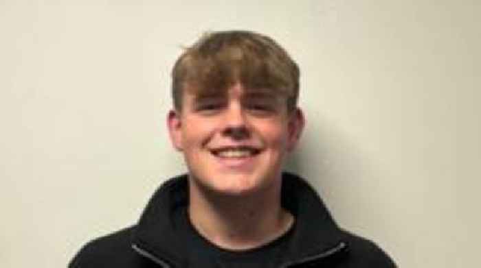 Teen battles jellyfish and strong currents to swim North Channel solo