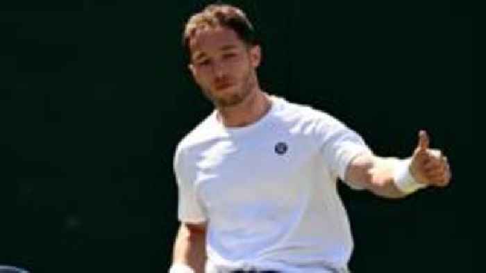 Hewett begins Wimbledon defence with quick win