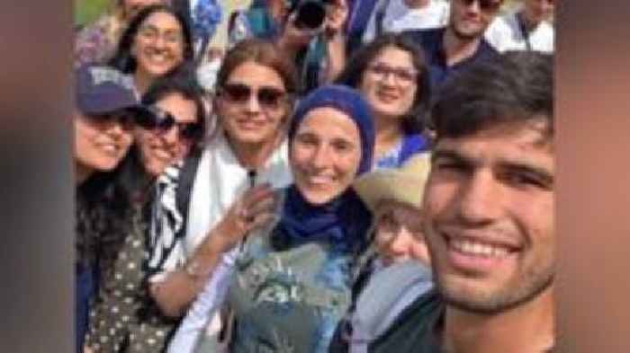 New tennis players get selfie with Carlos Alcaraz