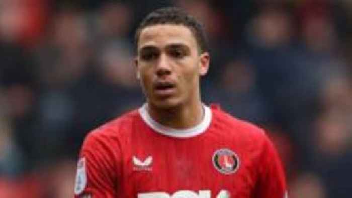 Leaburn signs three-year extension at Charlton