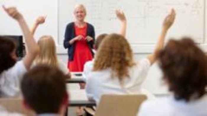 Cannoedd yn galw am ysgol uwchradd cyfrwng Cymraeg i Ferthyr