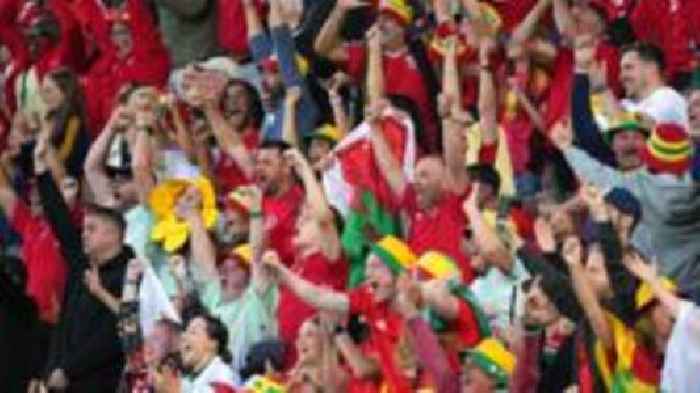 Cefnogwyr Cymru'n dathlu creu hanes er gwaetha'r golled i Ffrainc