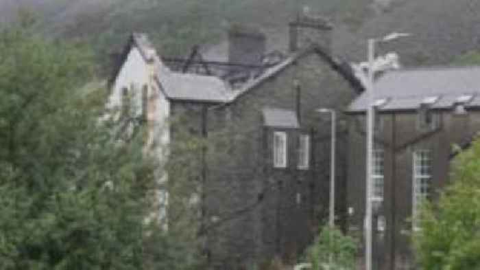 Dwyn o westy yng Ngwynedd gafodd ei ddifrodi gan dân - perchnogion