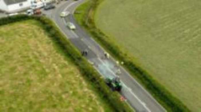 Môn: Dau wedi'u hanafu'n ddifrifol ar ôl gwrthdrawiad tractor