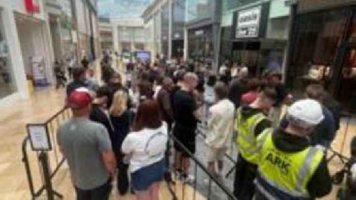 Queues at Oasis pop-up shop as band goes on tour