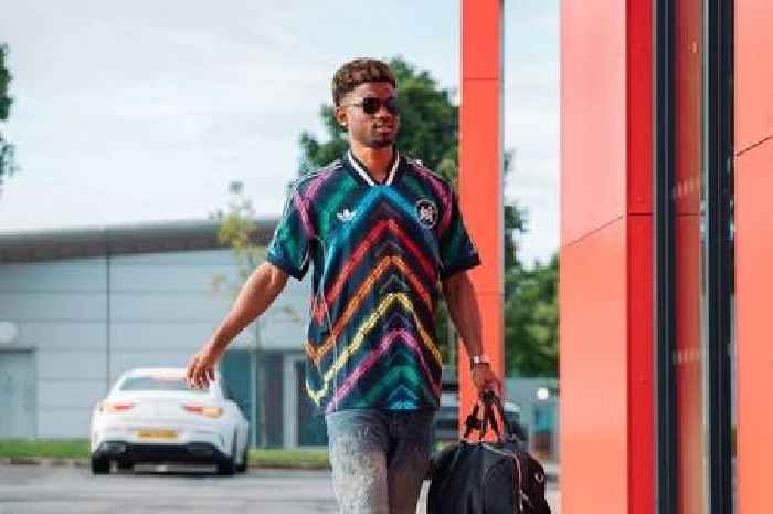 Man Utd star rocks up to training in £80 Glastonbury shirt to delight of fans