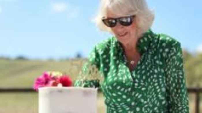 Queen hands out seeds and cuttings from her garden