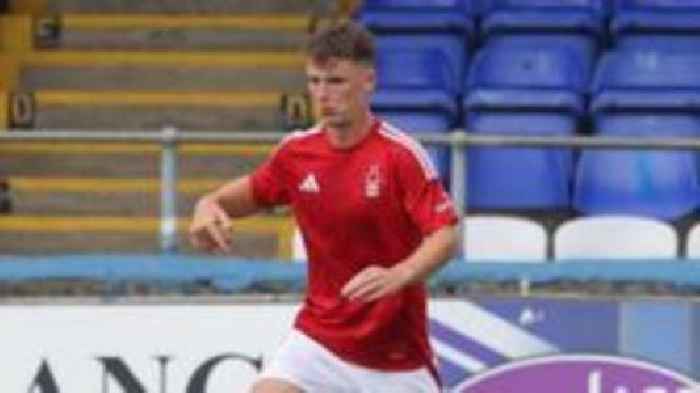 Colchester sign Forest midfielder Perry