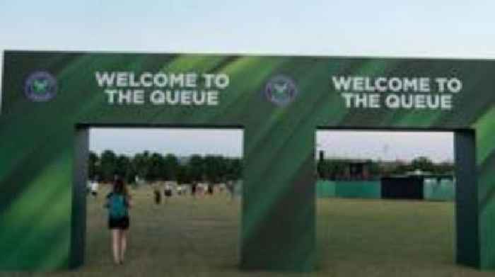 Tennis fans keep spirits high in Wimbledon queue