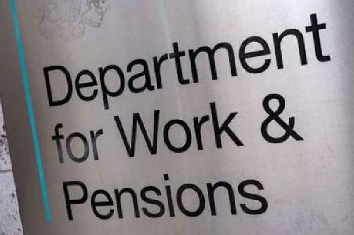 DWP benefits claimants £2,500 better off than full-time minimum wage workers