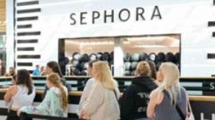 Sephora opening sees hundreds queue overnight