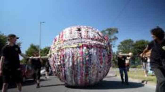 Giant ball of yarn rolls through neighbourhood