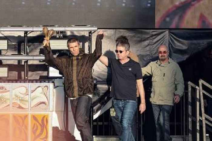 Liam Gallagher met with boos after he dedicates song during Oasis gig