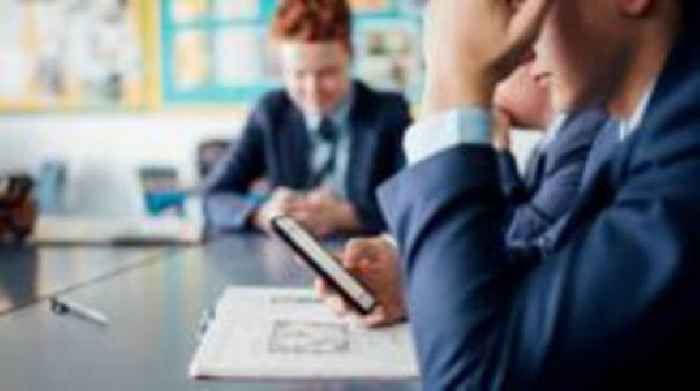 Dads call for ban on smartphones in schools