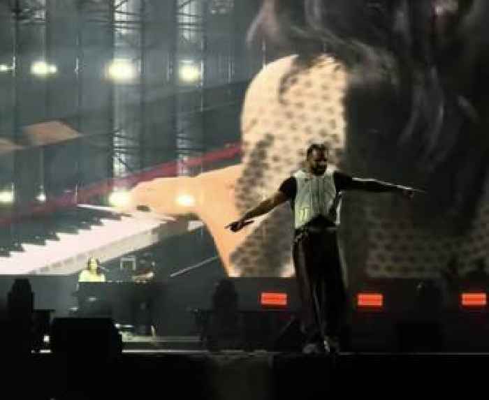 Drake Brought Out Vanessa Carlton For “A Thousand Miles” At Wireless Night 2