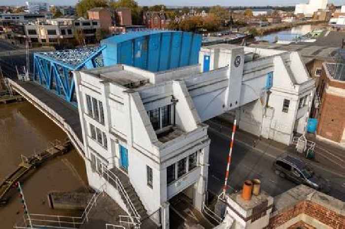 North Bridge in Hull closed in both directions