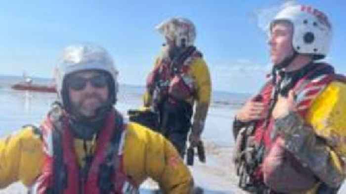 Nineteen rescued from beach mud on hottest weekend