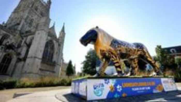 Headlines: Lion sculptures and people stuck in 'thigh-deep' mud