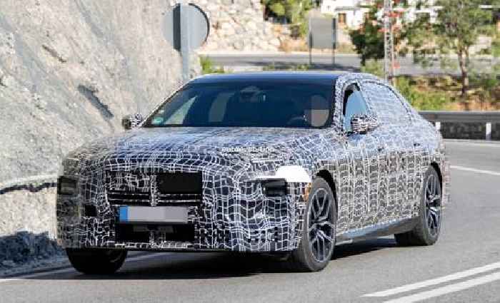 2027 BMW 7 Series LCI Spied With Production Lights