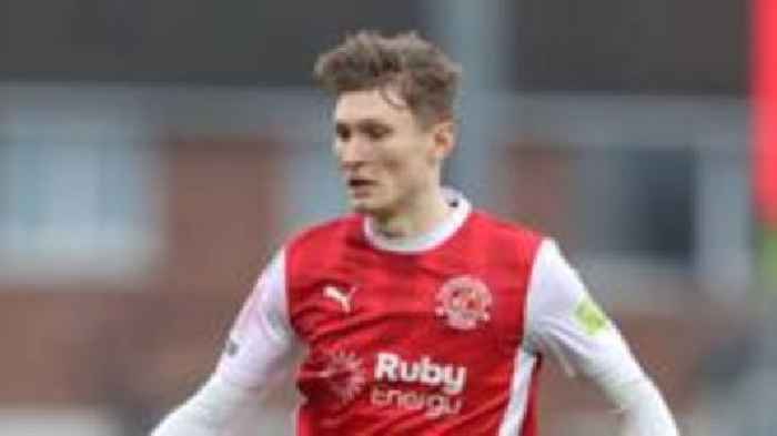 Fleetwood defender Potter signs two-year contract