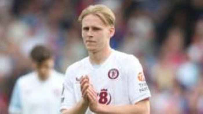 Swindon sign Villa defender Munroe on loan