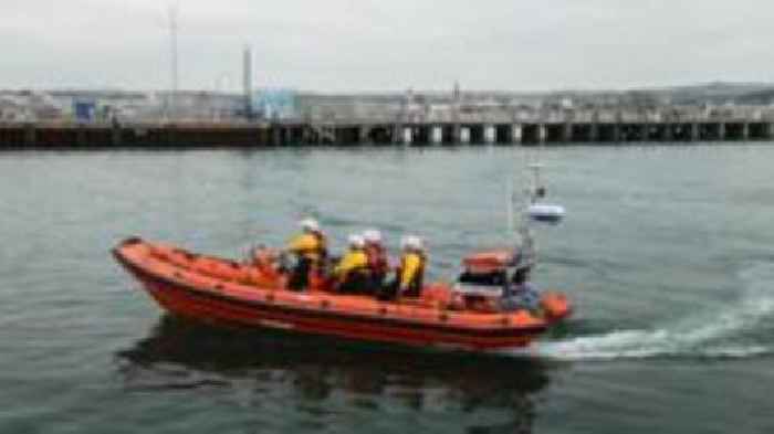 Kite surfer dies after being pulled from harbour