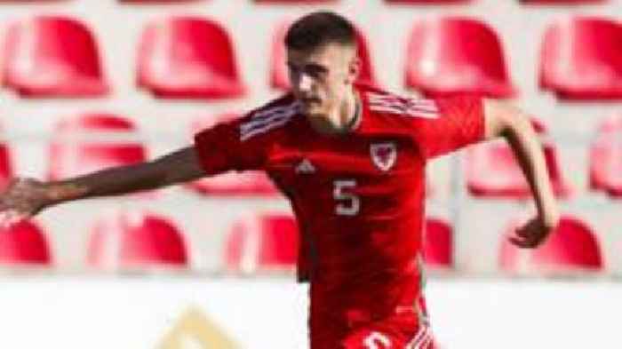 Walsall sign Derby defender Cox on loan