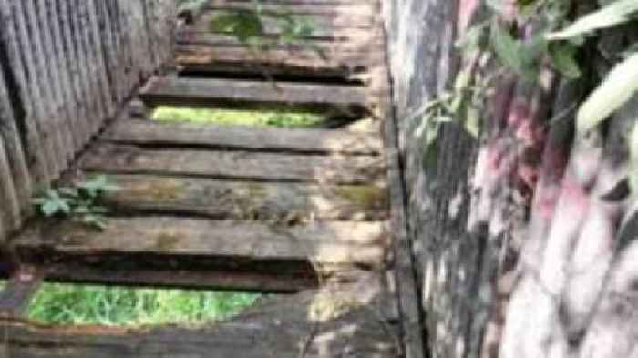 Council has 'head in sand' over closed footbridge