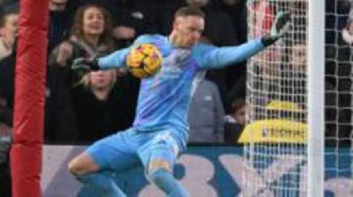 Goalkeeper Sels signs new Nottingham Forest deal
