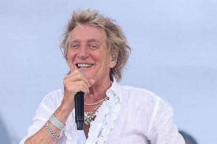 Rod Stewart supported by fans as he issues career announcement