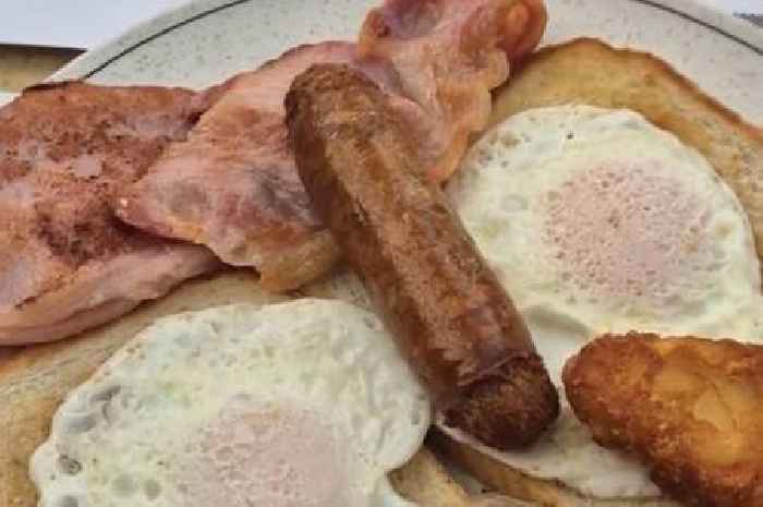 TikToker tries Benidorm's 'cheapest full English breakfast' for under £4