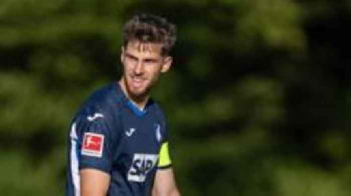 Leeds agree £17m deal for Germany midfielder Stach