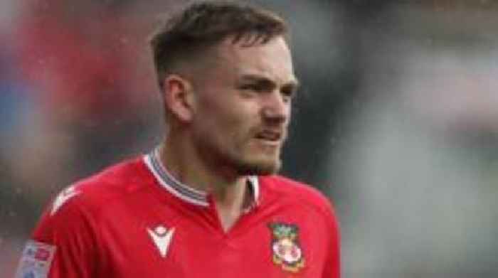 Mansfield sign Wrexham defender Bolton